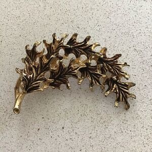Classic Leaf Brooch Pin Vintage Costume Jewelry Antique Gold Tone Brooched